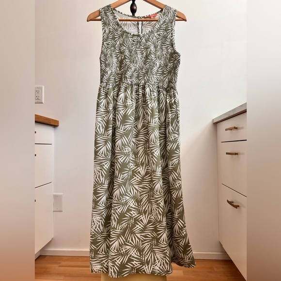 iyla Dresses & Skirts - Tropical Leaf Print Maxi Dress